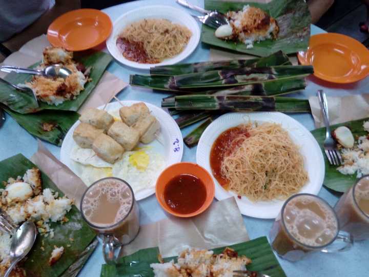 马来吃饭一般是用的都是叉子和勺子,早上吃nasi lemak(椰浆饭,用叶子