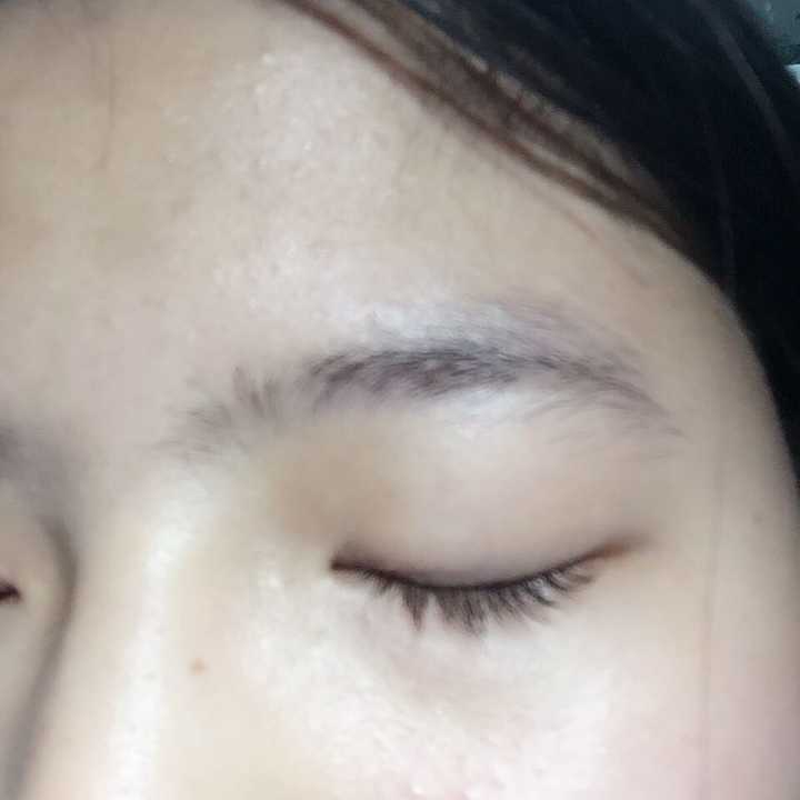 不是要翻白眼啊…… 宝宝睫毛上翘是天生的,刷完就是这样子,其实内双