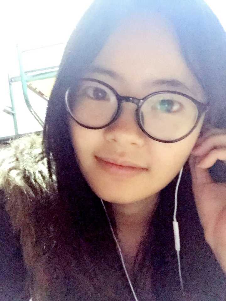 戴眼镜的女孩怎样自拍好看?