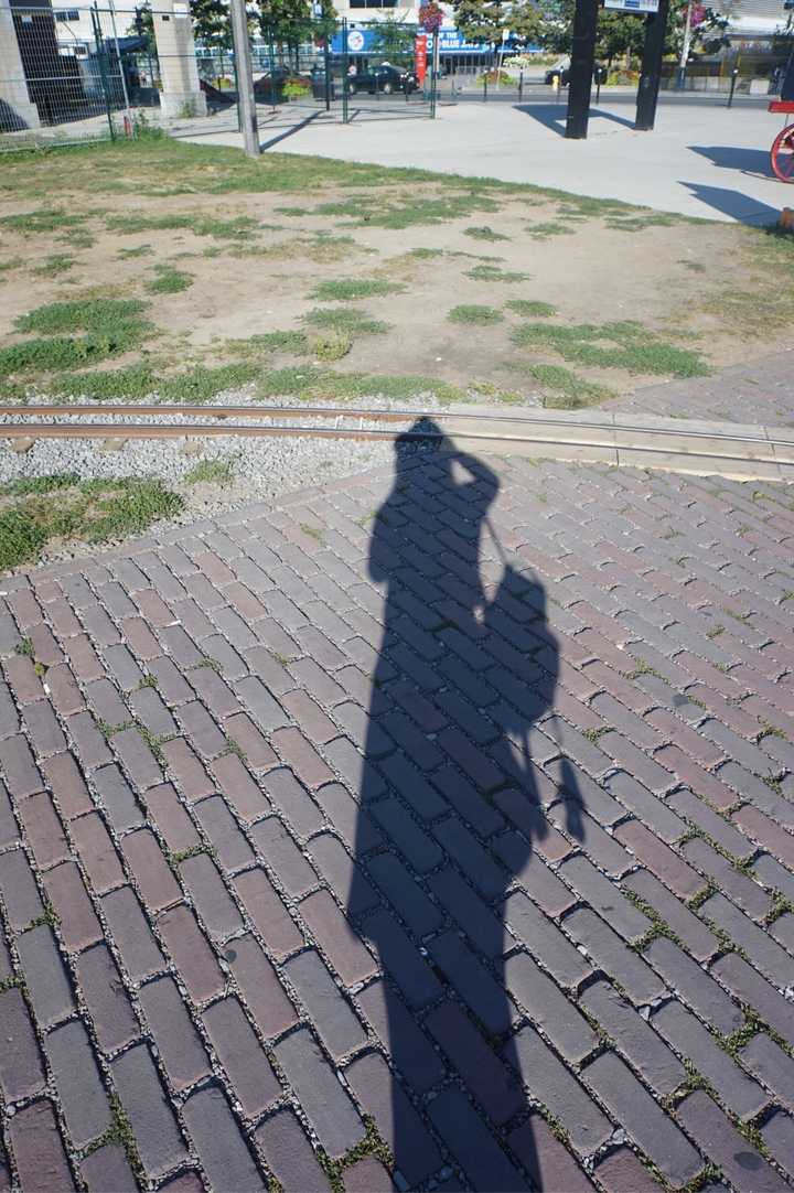 影子.可以看出来我的轮廓.