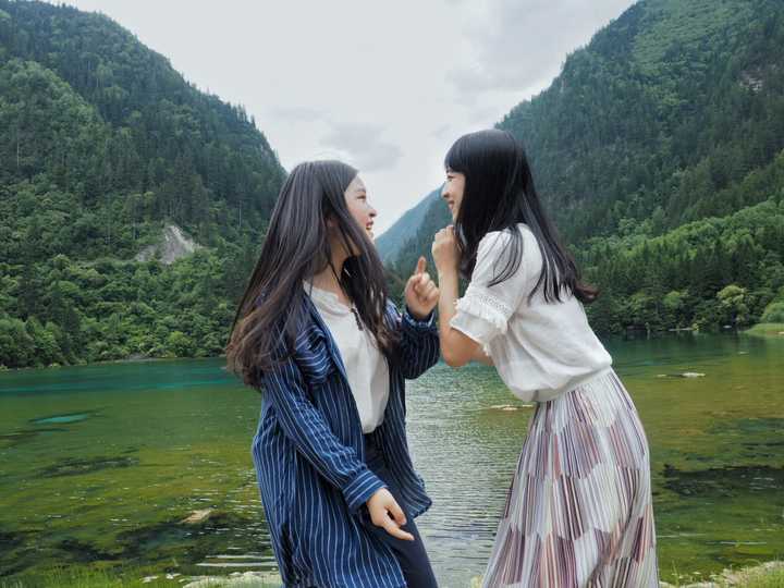 有哪些适合两个人旅游拍照的姿势?