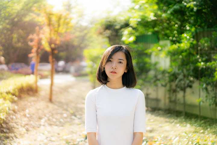 在逆光下,人物完全背光又没有补光的情况下,怎么恢复肤色?