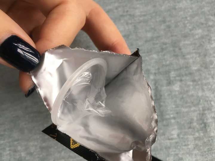 冈本的001是革命性产品,润滑油要比sagami的多很多呢!