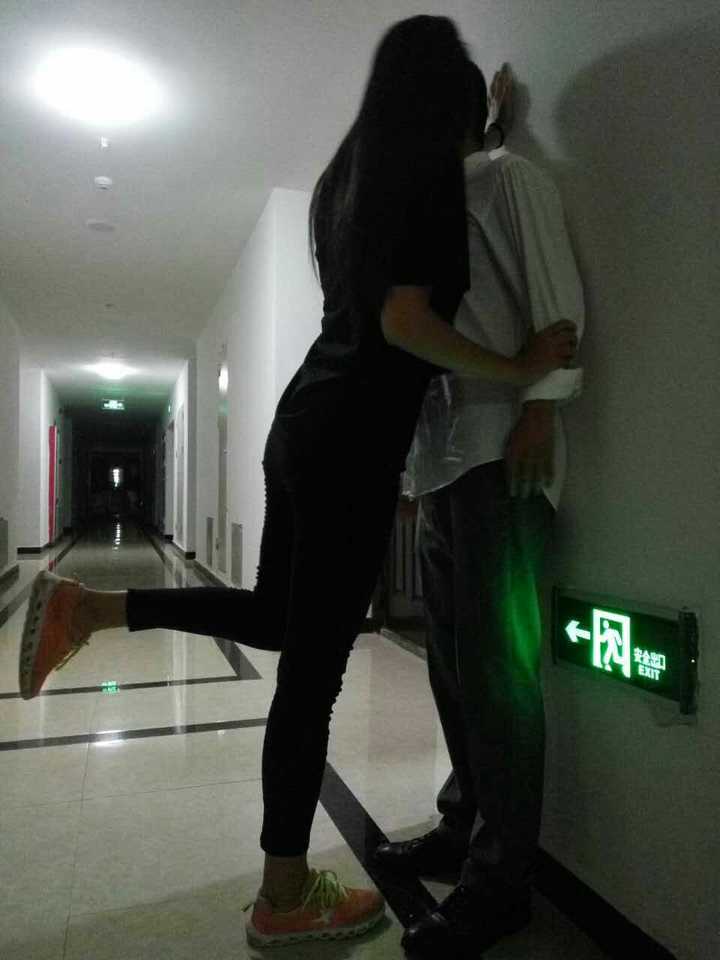 女生如何壁咚男生?