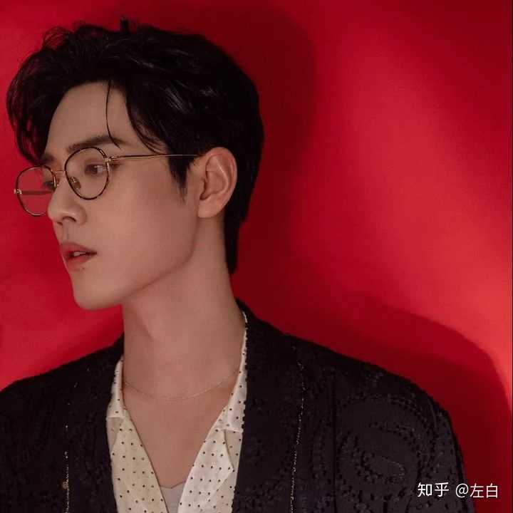 有哪些男明星戴上眼镜很有斯文败类的感觉?