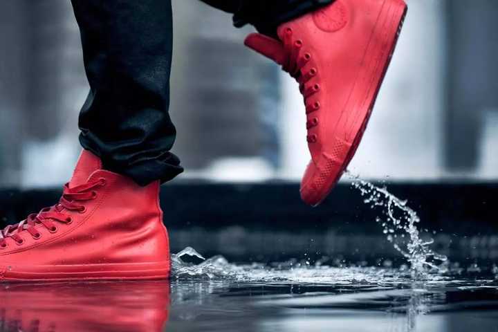 穿着 converse 去踩水玩