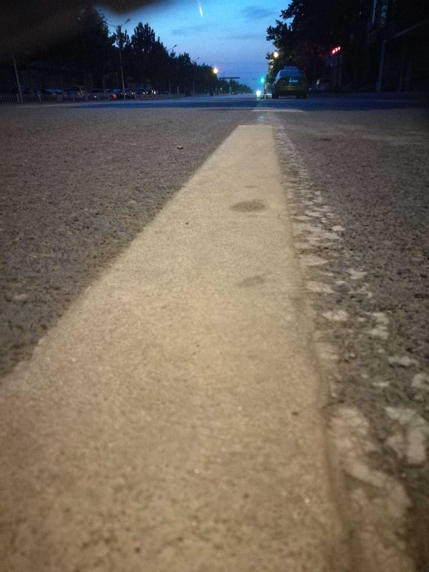 你拍过自己最孤独的照片有哪些.凌晨四点一个人走街头跑步.