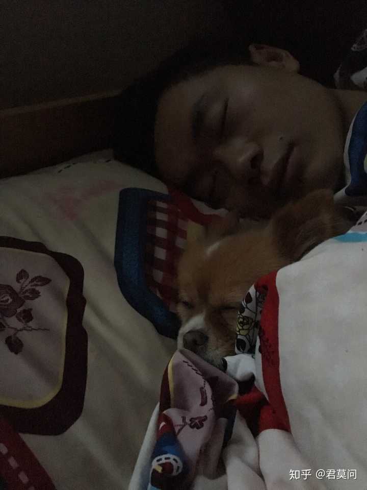 哈哈,我男朋友带她睡觉的时候偷拍的