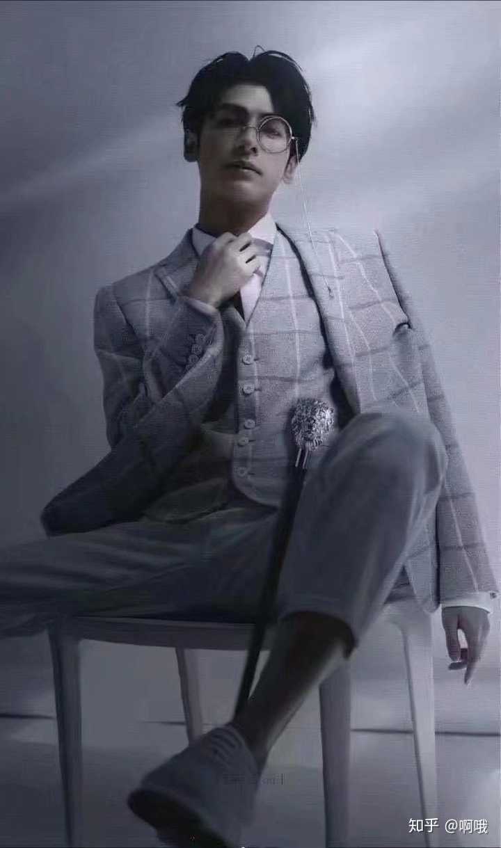 能发一些戴眼镜的帅哥(斯文败类)照片给我吗?真的好喜欢啊?