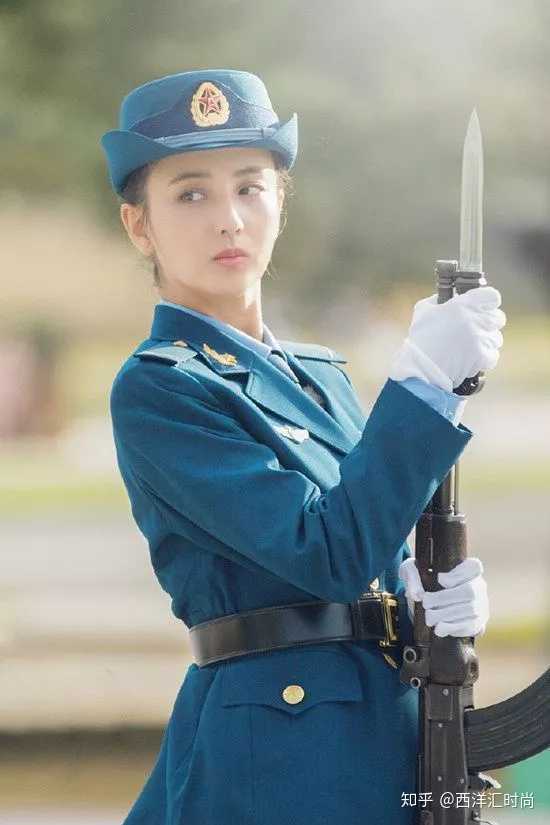 丫丫在《真正男子汉》中的这身军官扮相很帅气犀利,身材娇小的她穿上
