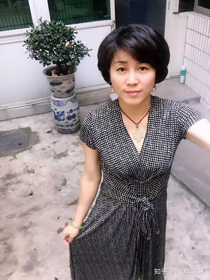 中年妇女如何穿搭比较时尚有气质?