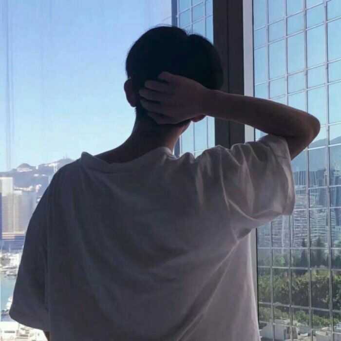 有哪些男士的背影图片可以当头像的?黑色的,冷酷的那种?