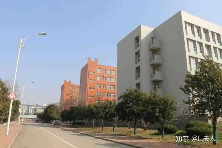 山东女子学院的宿舍条件如何?校区内有哪些生活设施?