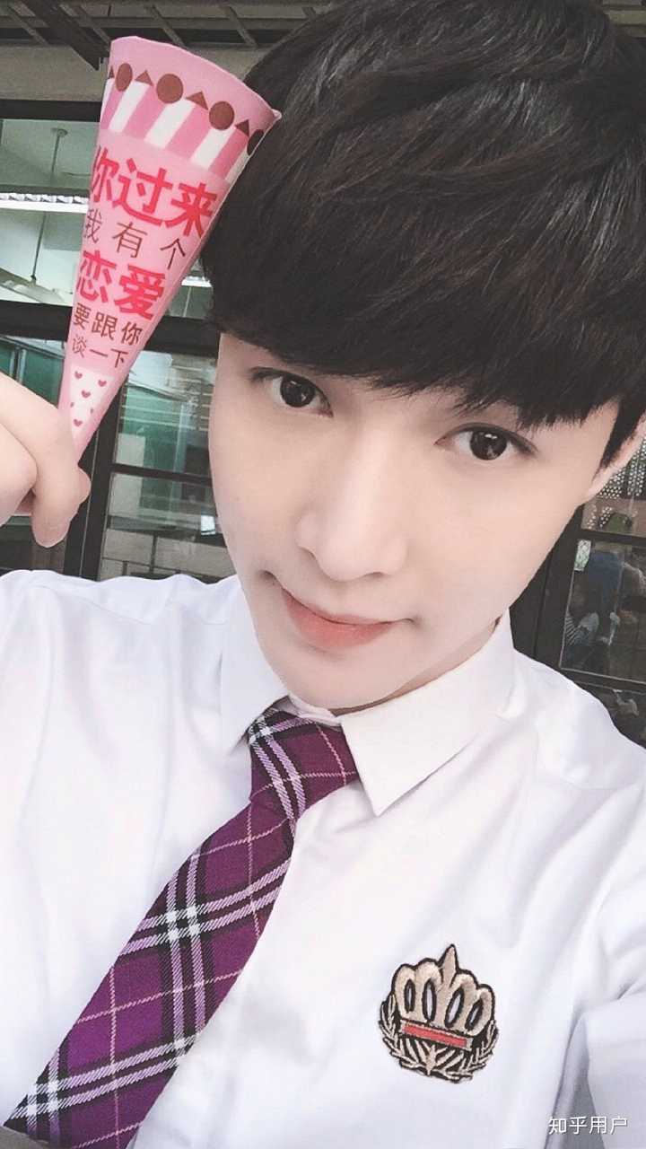 请问张艺兴有哪些男友视角的照片?