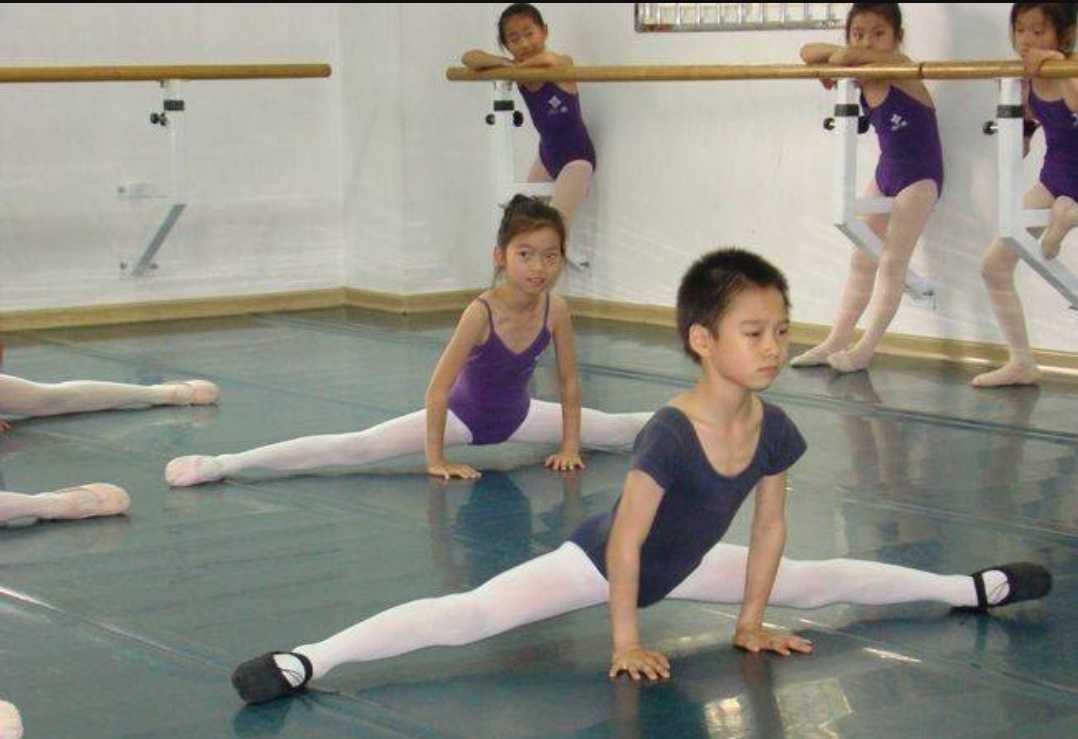 我儿子也学芭蕾的,班级里就他一个男孩哈哈  显示全部