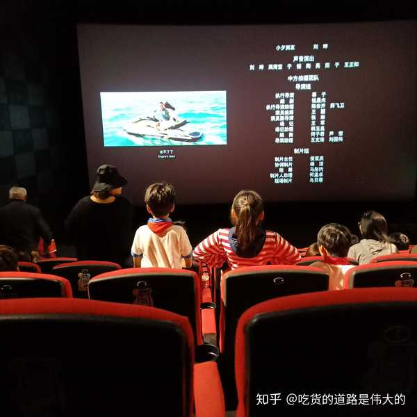 父母看电影遇到这么多荤段子…╭(°a°`)╮我…内心其实是有点崩溃的