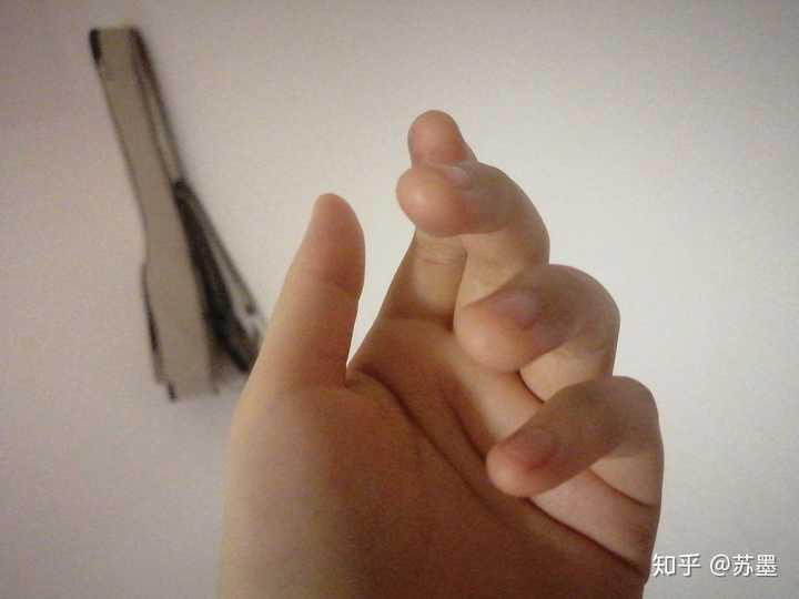 喏,圆圆的,软软的手 就是手指头摸着硬硬的.