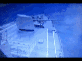 日本海自舰炮射击动图,可见舰炮并没有随战舰移动而改变指向