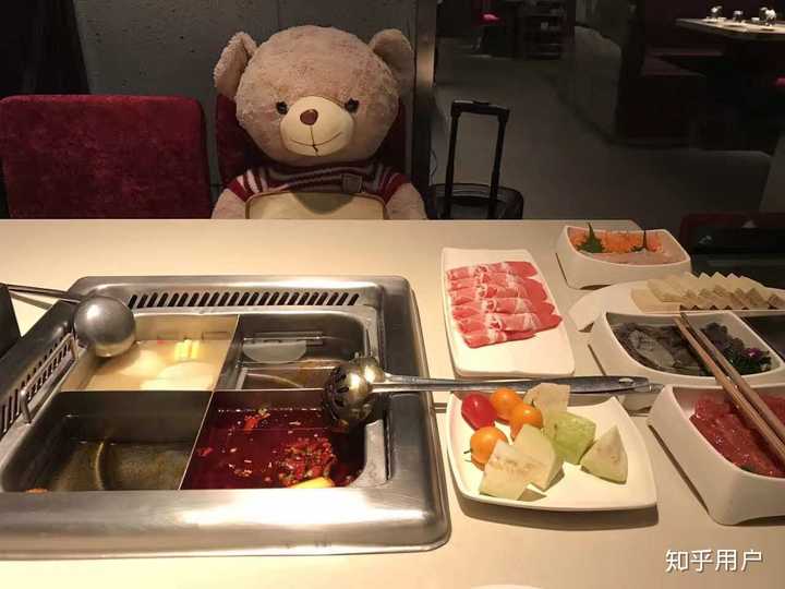 一个人吃海底捞,服务员怕你孤独会给你对面放个娃娃吗