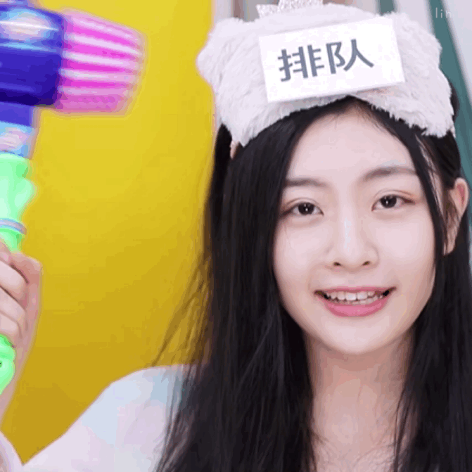 王承渲看着很自然,脸上还有婴儿肥,鼻子有点儿大,脑门有点儿扁,跟我