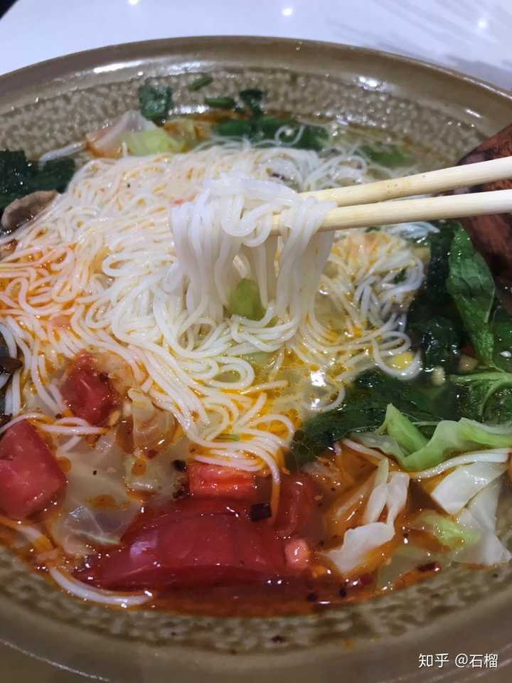 文山早点系列的超细米线,味道比较清淡,但是配菜很多.