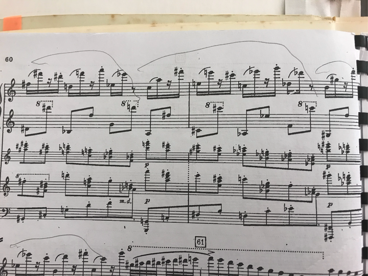 练一首新的钢琴曲目时,是同时兼顾风格(强弱,表情术语等处理)还是先