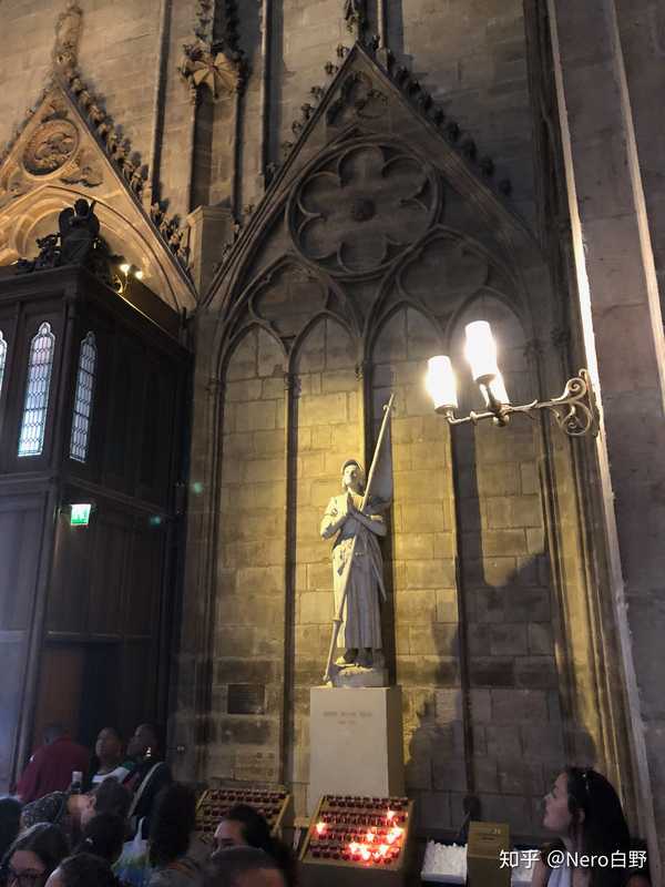 这个是巴黎圣母院里的贞德像