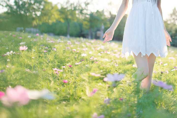 春天如何在花丛中给女朋友拍照看起来不那么俗气?