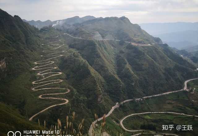 也可以去重庆秀山的"四十五道拐"的盘山公路,该路段位于重庆秀山涌洞