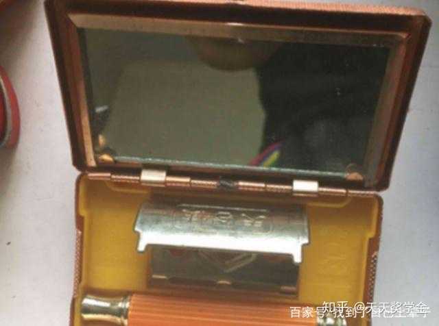 是小时候手电筒里的大号电池,如今很少看到了.