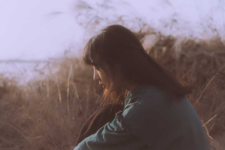 如何给个子小巧的女生拍照?