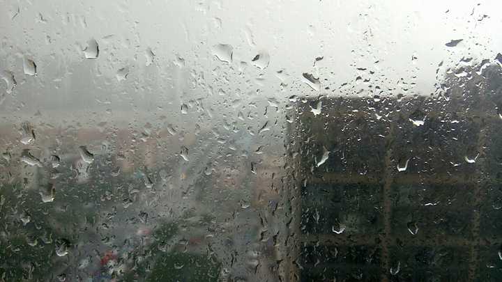 有多少人喜欢雨季,倾盆大雨,就觉得全世界都安静了下来.