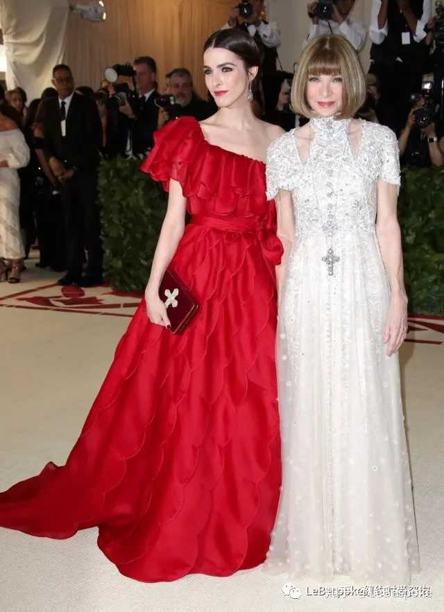 今年的晚宴,anna wintour身穿chanel礼服携女儿bee shaffer亮相红毯.