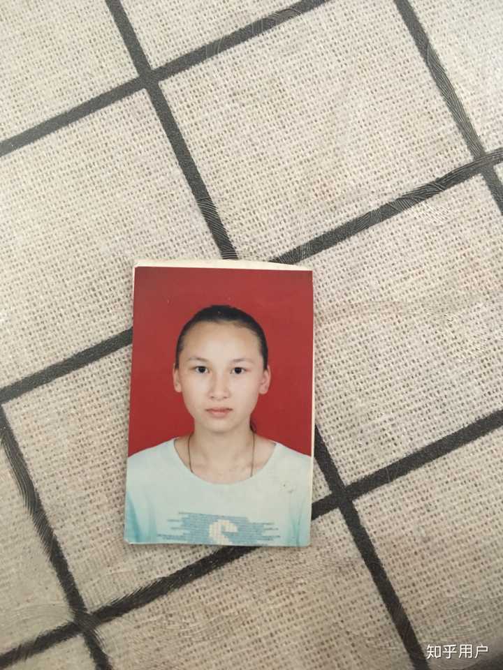 初中的证件照,摄影师在我们教室门外扯得红布.