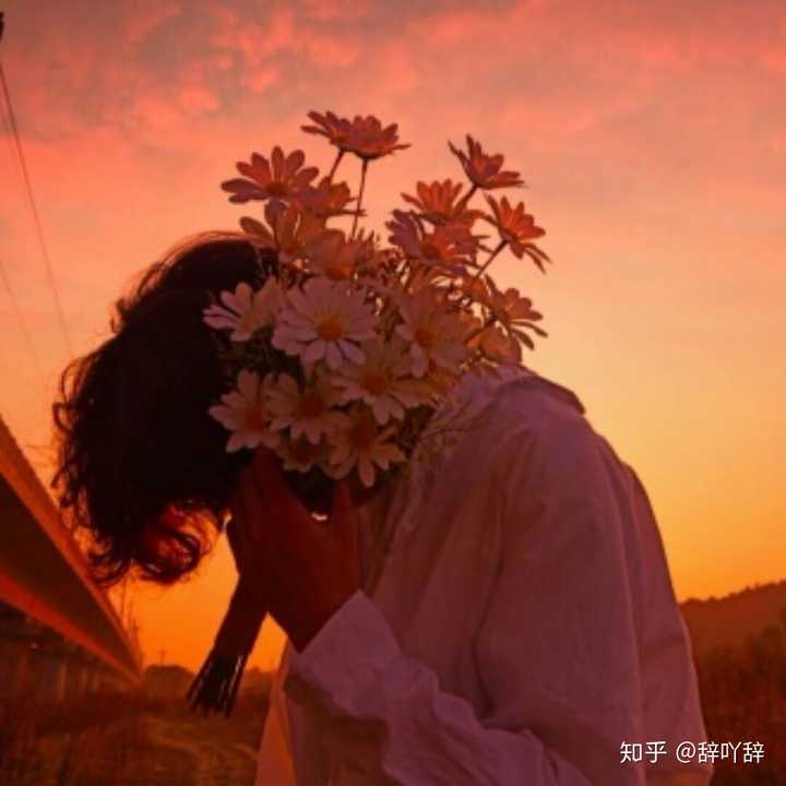 小可爱们有没有手里拿花的人的头像哇〔歪头〕谢谢啦?