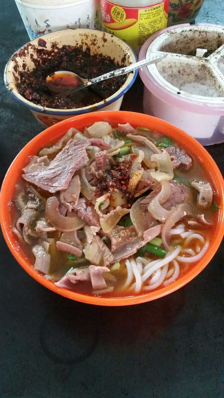 看了很多张图片感觉都不分伯仲,那就上这一碗带皮牛肉粉吧