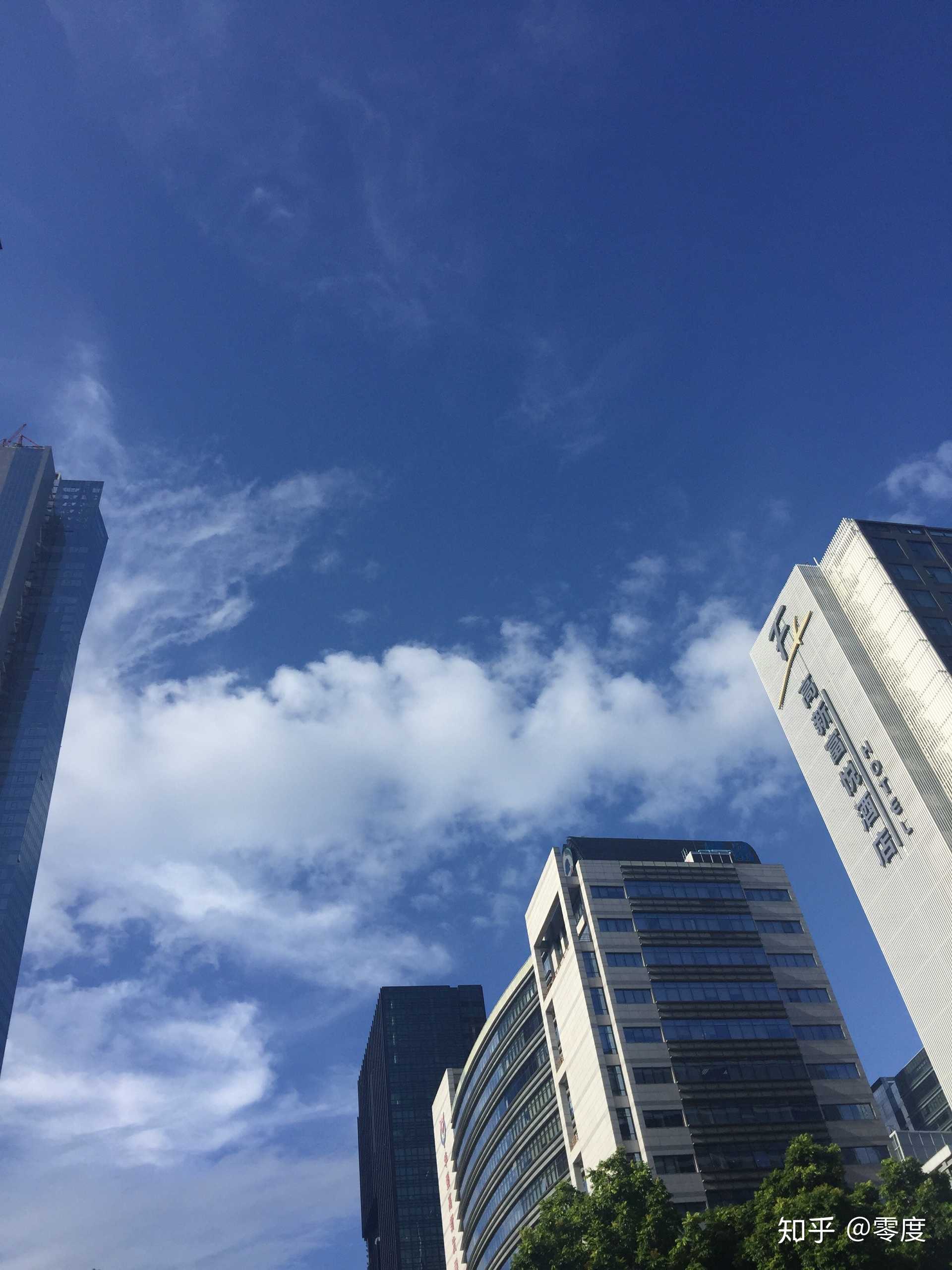 仰视来去不定的云朵 天空高过往日 知乎