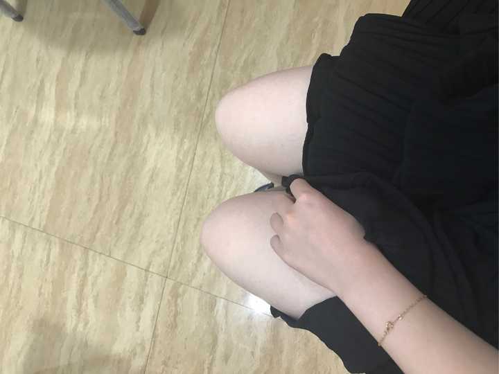 为什么有些女生经常光着腿,腿还是很白呢?