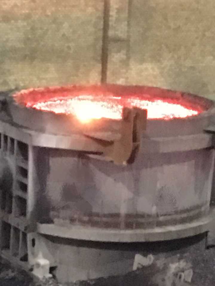 炼钢厂里人掉进钢水里这一炉钢水是接着用还是报废?