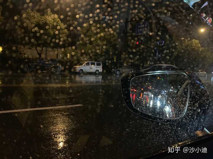 雨夜右转时,因为侧窗水珠太多,我一般把车窗降下来,不然真的看不到