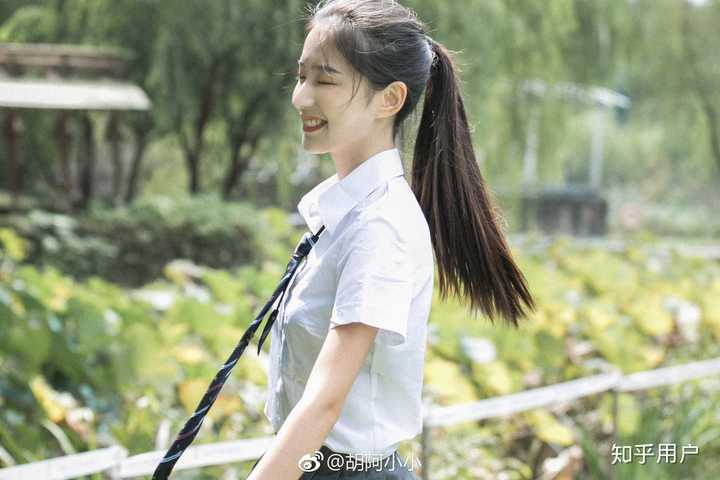 胡阿小小,抖音上一个超甜的小姐姐,重庆师范大学空乘礼仪专业,我觉得