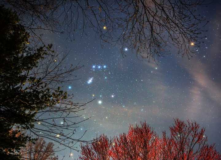 没错,它就是猎户座腰带三颗星,中国古语说的三(手)星(机)高照就是这