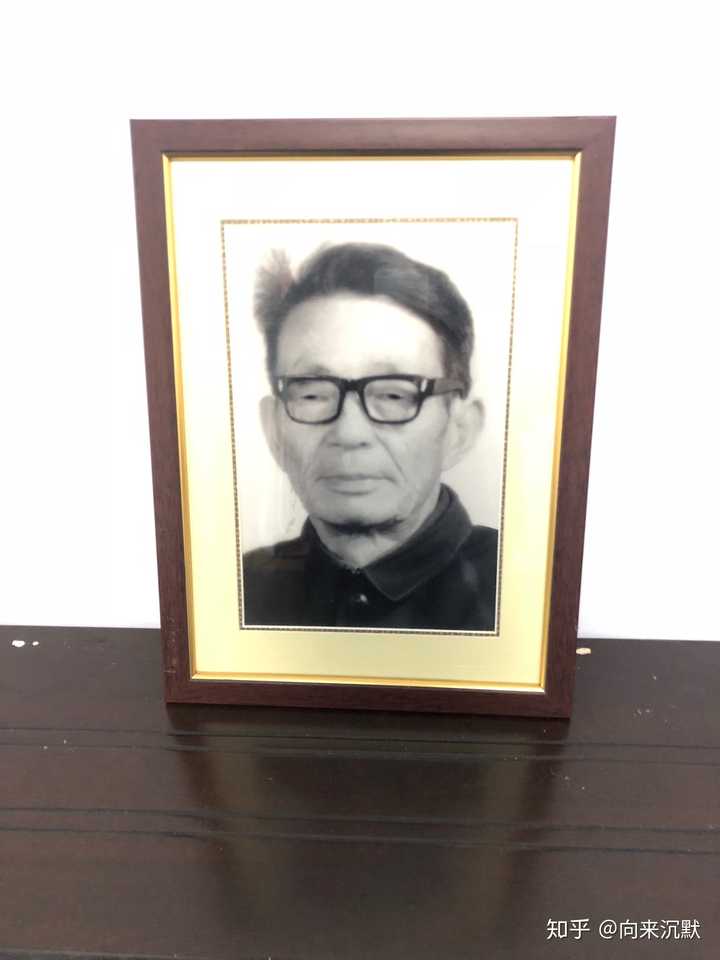 爷爷的遗照