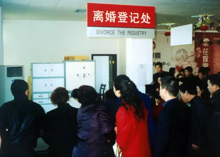 2004年12月20日,在湖北宜昌市西陵区民政局排队办理离婚登记的人