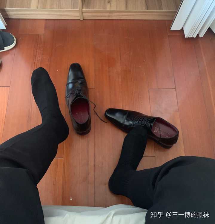 为什么很多基友喜欢正装皮鞋黑袜之类的?