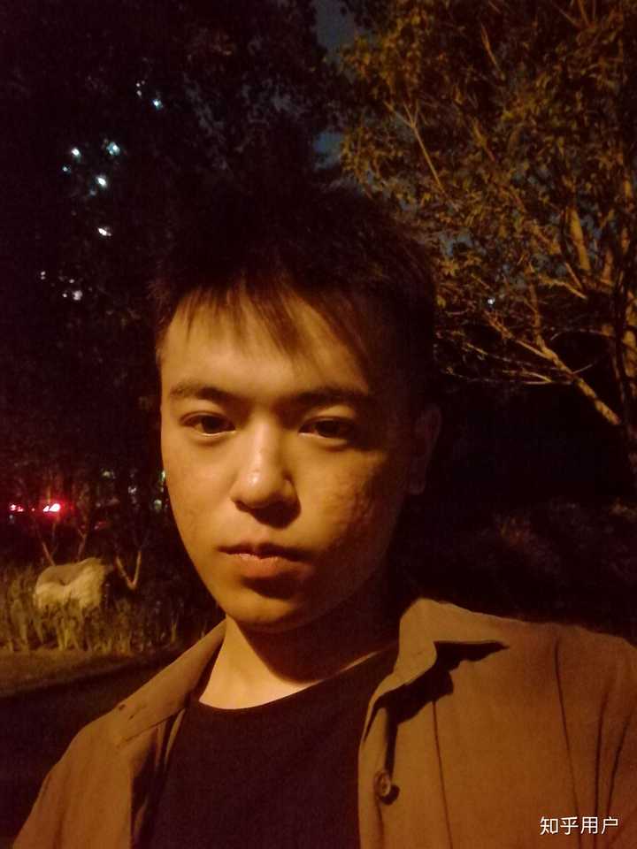 现在 男生的一般短,毛寸  不过现在吃胖了,我要慢慢瘦回来.