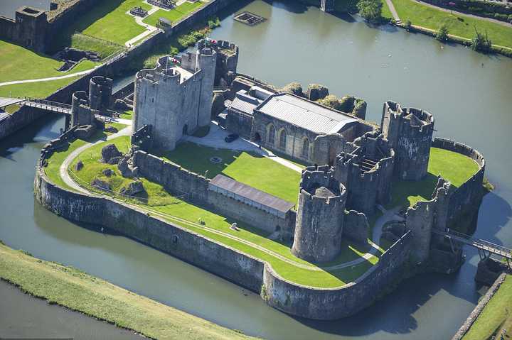 卡菲利城堡(caerphilly castle) 卡菲利城堡面积仅次于温莎城堡,是