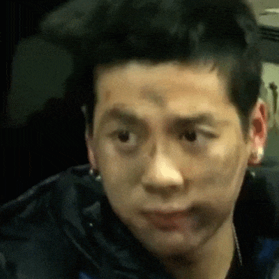 感觉最没架子的就是王嘉尔,微博上很多跟他合作过的灯光师,摄影师