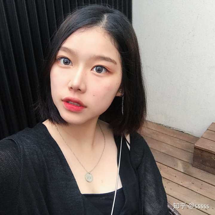 脸大,五官很平的女生适合什么样的发型?