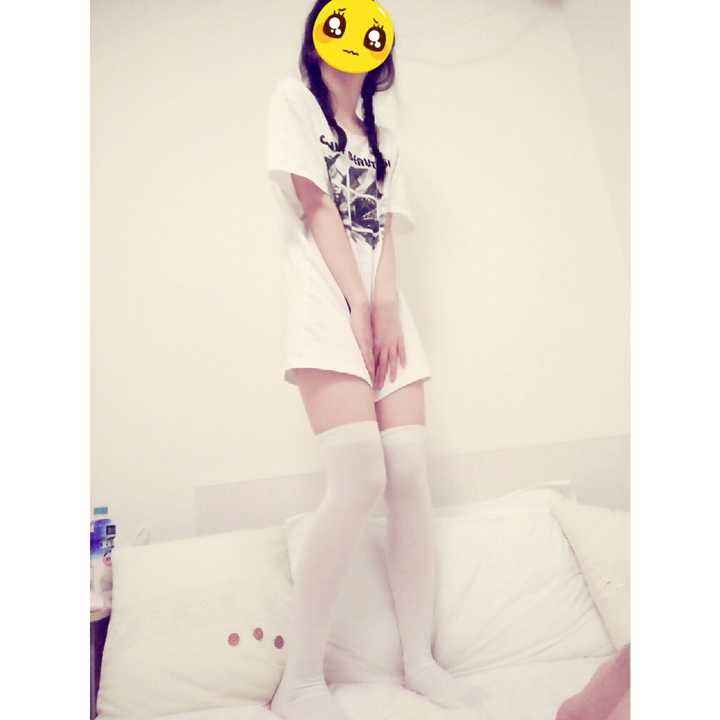 女生怎么搭配白色丝袜好看?有哪些漂亮/有趣的白色丝袜?